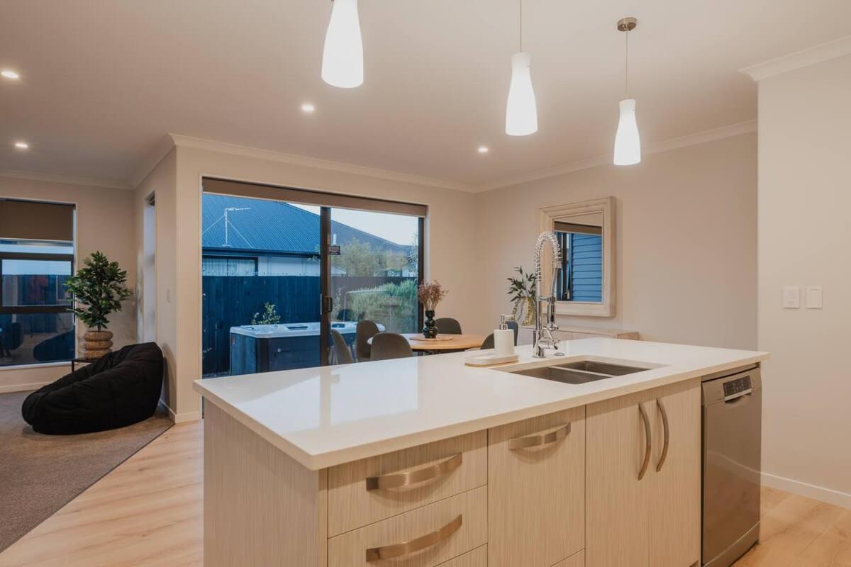 Elegant 3Br Home On Mustang Avenue Christchurch Exterior photo