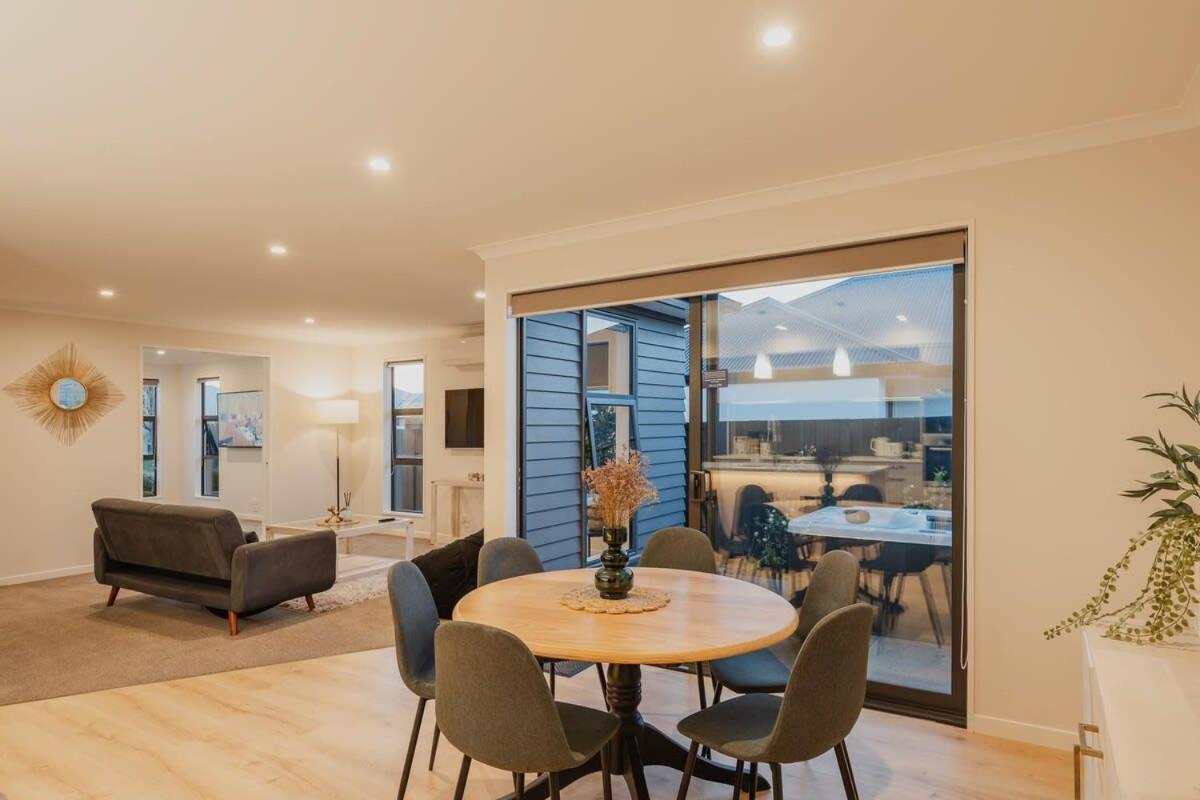 Elegant 3Br Home On Mustang Avenue Christchurch Exterior photo