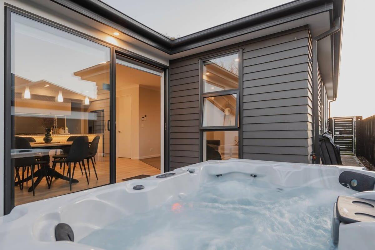 Elegant 3Br Home On Mustang Avenue Christchurch Exterior photo